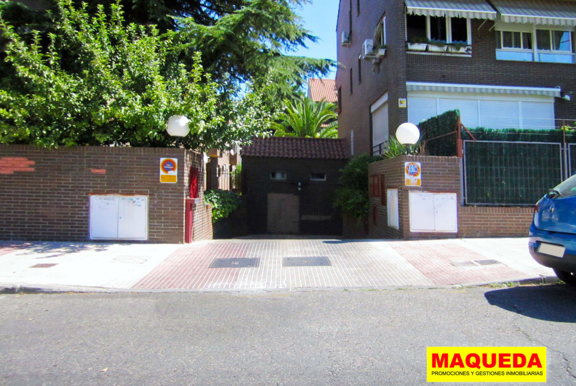 Acceso a garaje en calle Los Pinos de Alcorcón