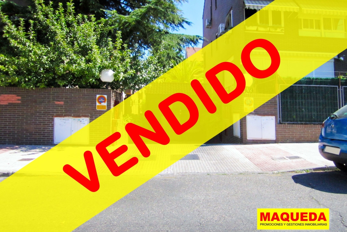 Acceso a garaje en calle Los Pinos de Alcorcón con etiqueta de VENDIDO