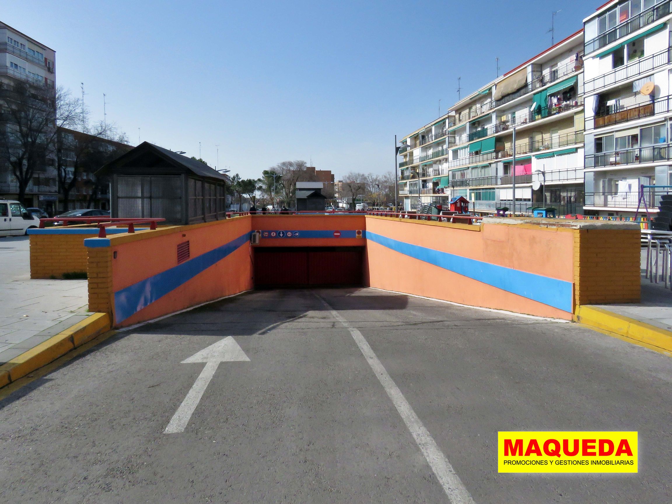 Acceso de vehículos a aparcamiento Los Alfareros en calle Los Cantos de Alcorcón