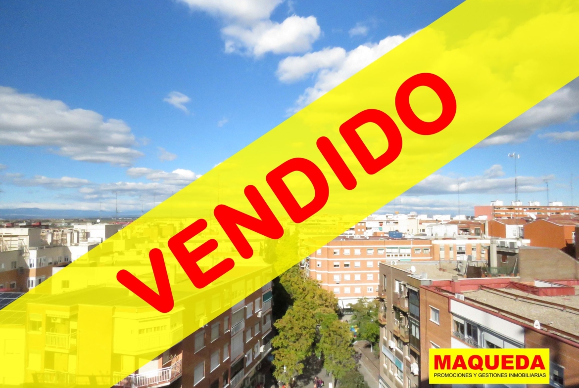 Vistas panorámicas desde la calle Mayor a la Sierra de Madrid con etiqueta de VENDIDO