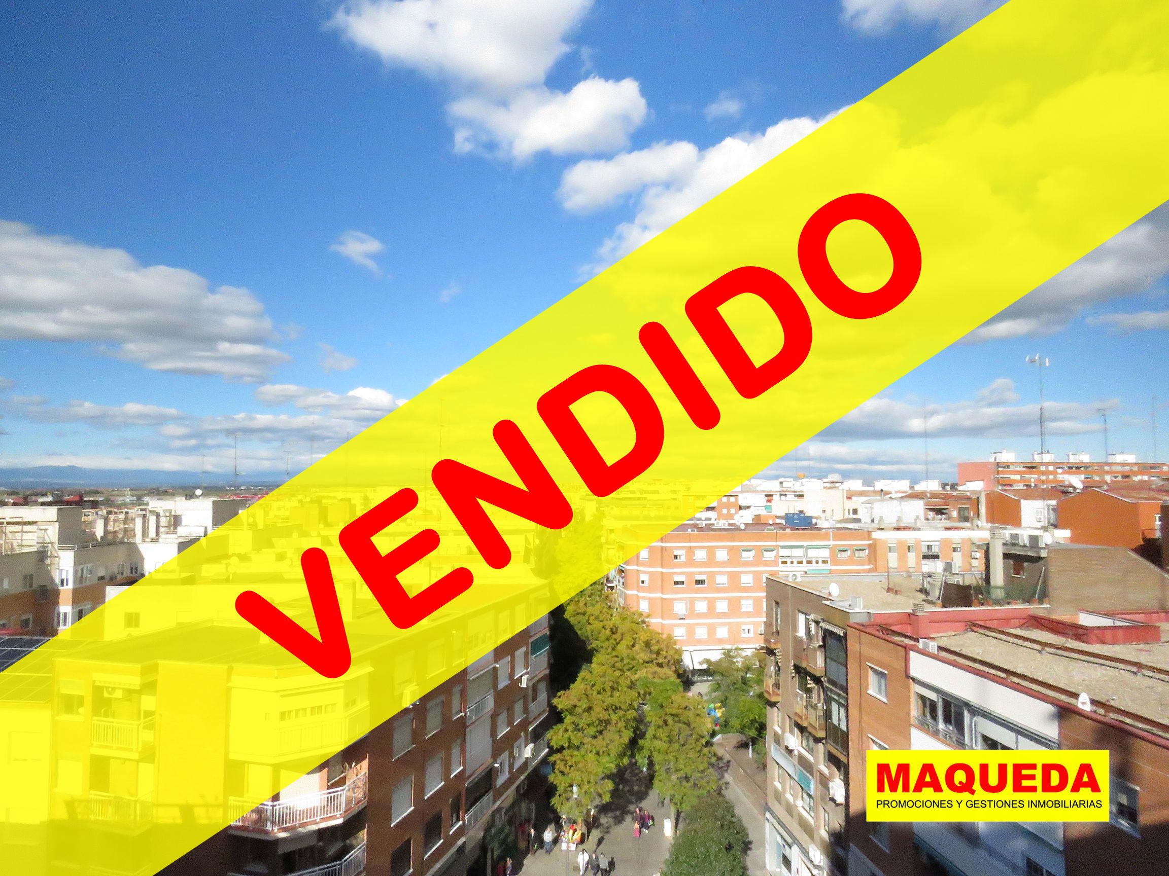 Vistas panorámicas desde la calle Mayor a la Sierra de Madrid con etiqueta de VENDIDO