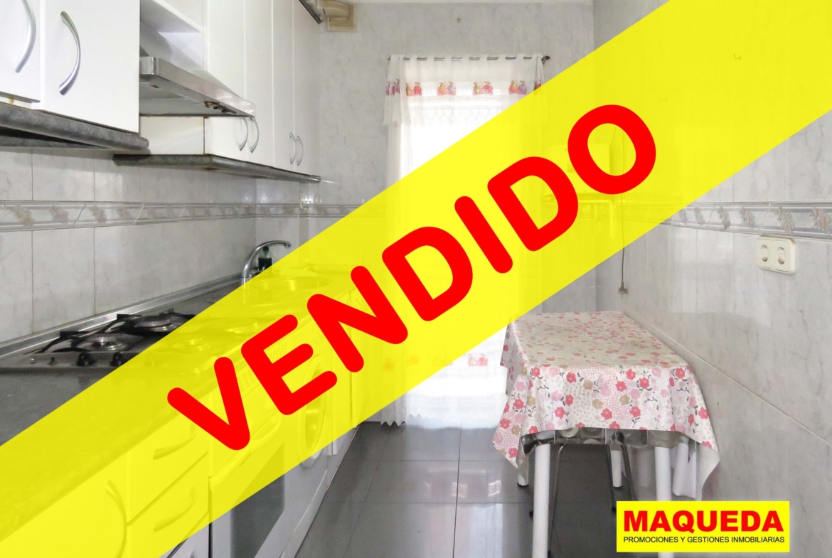 Cocina amueblada con acceso a terraza abierta con etiqueta de VENDIDO