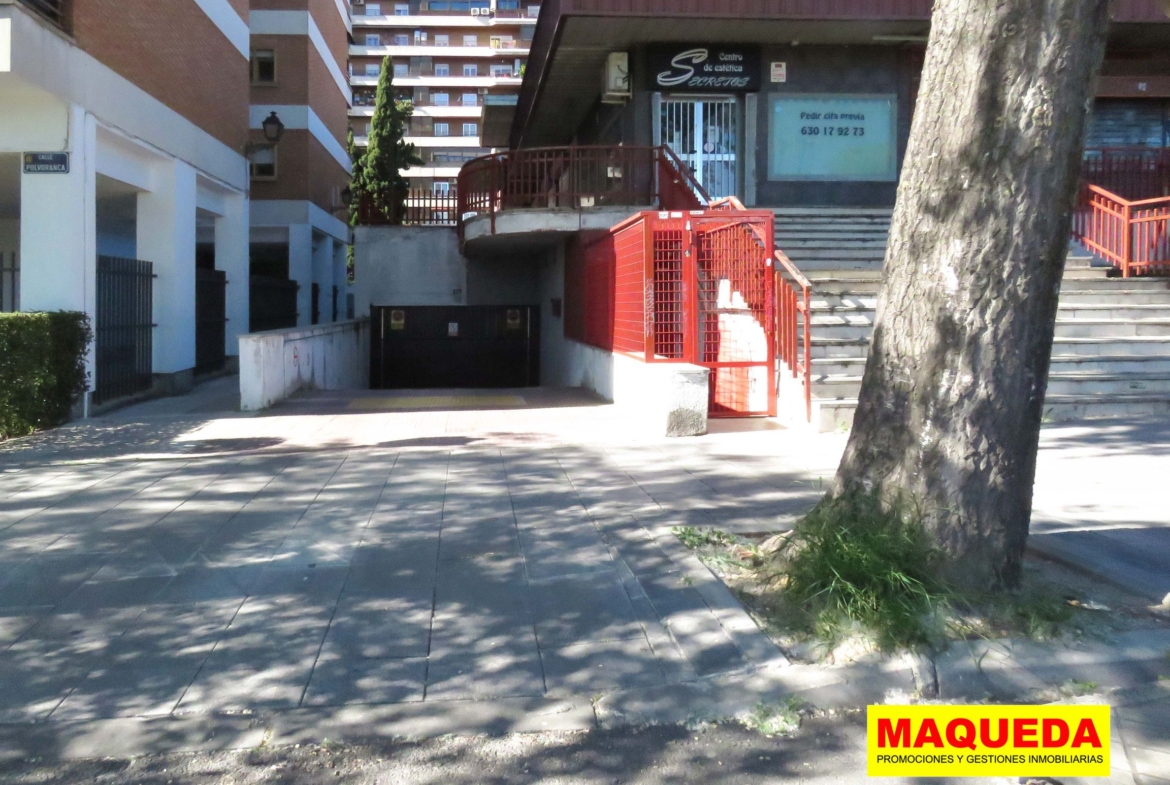 Acceso peatonal y de vehículos en calle Polvoranca, 66 de Alcorcón (Residencial Igueldo)