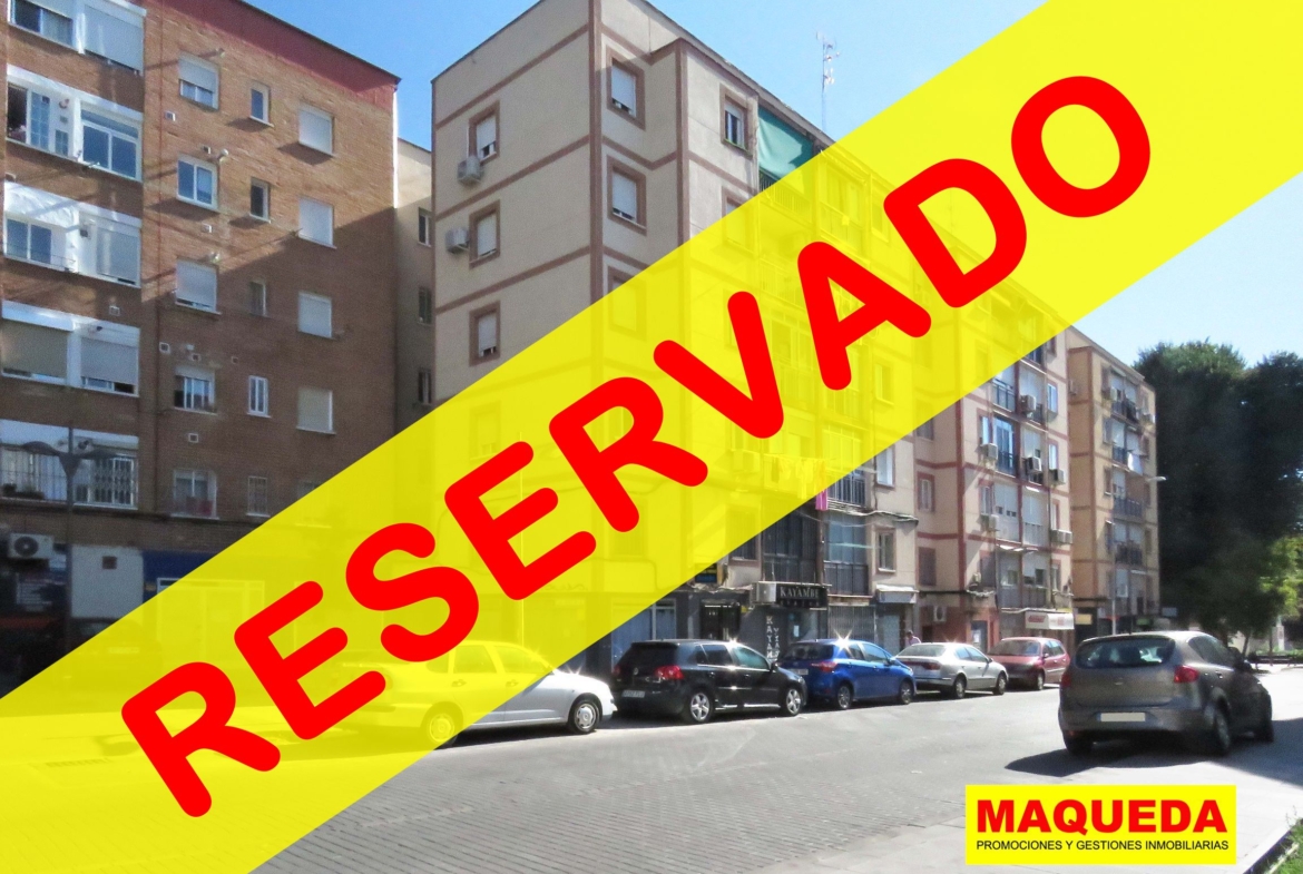 Fachada del inmueble con etiqueta de RESERVADO