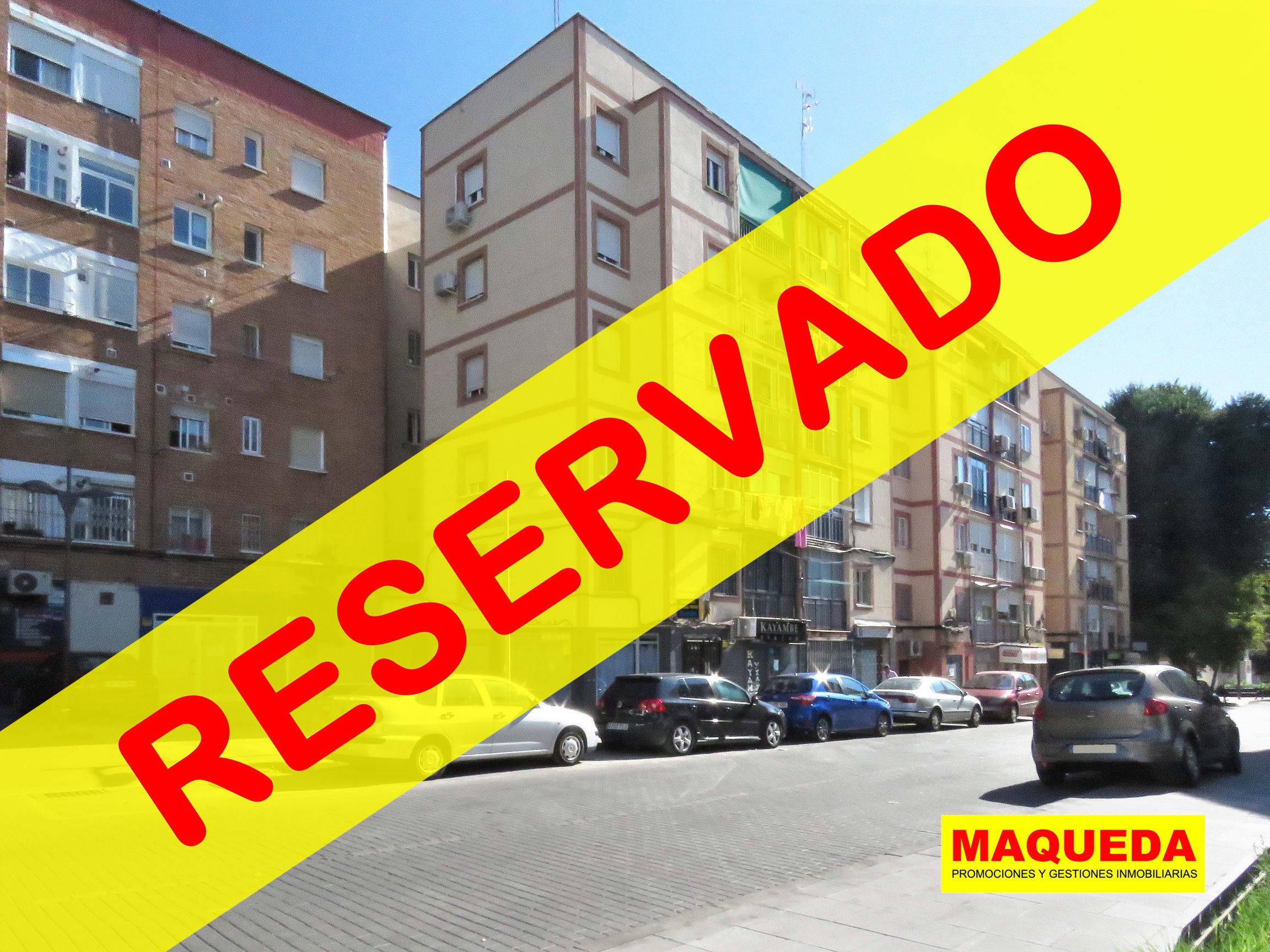 Fachada del inmueble con etiqueta de RESERVADO