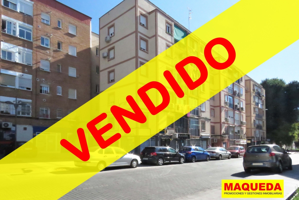 Fachada del inmueble con etiqueta de VENDIDO