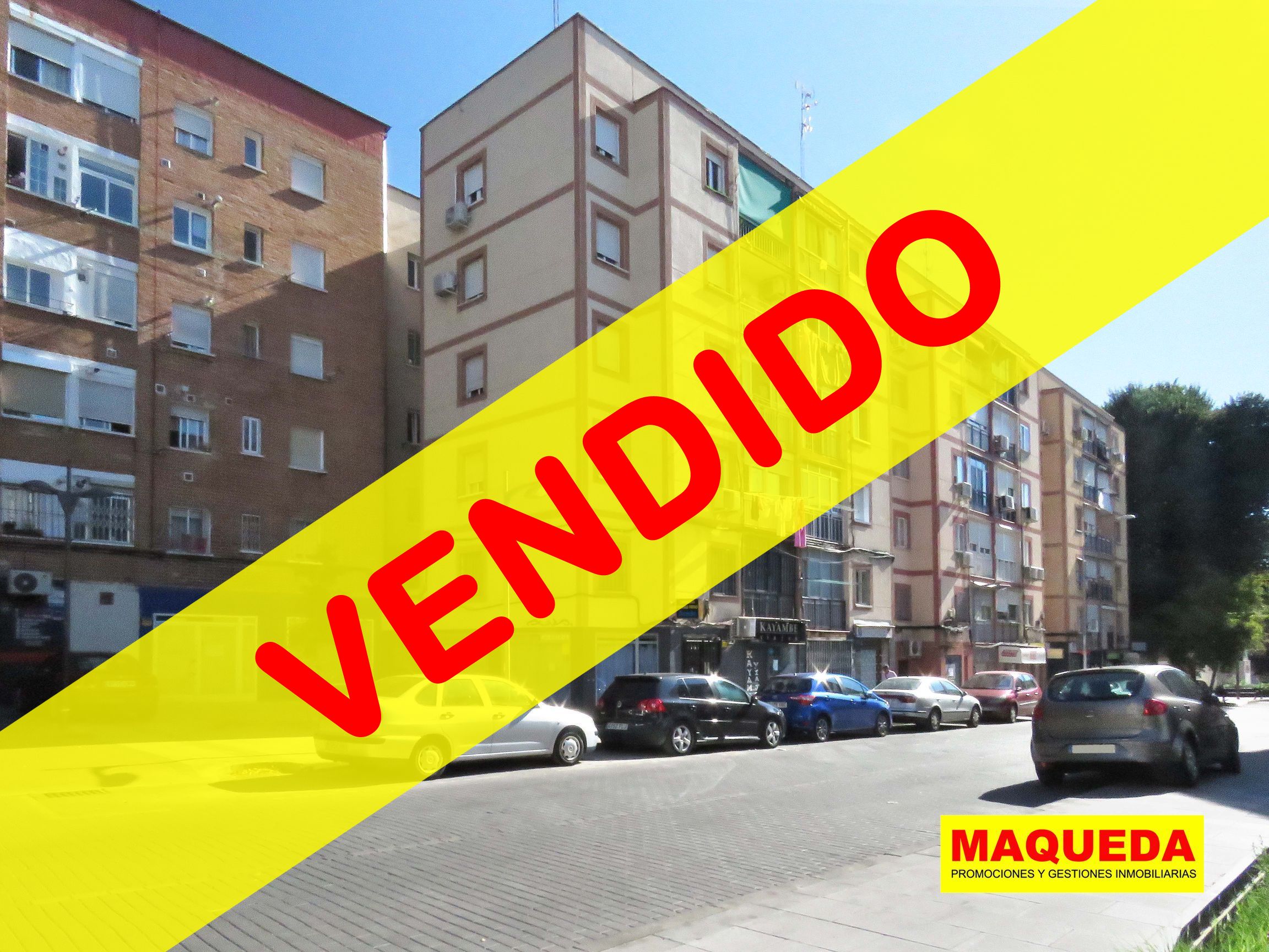 Fachada del inmueble con etiqueta de VENDIDO