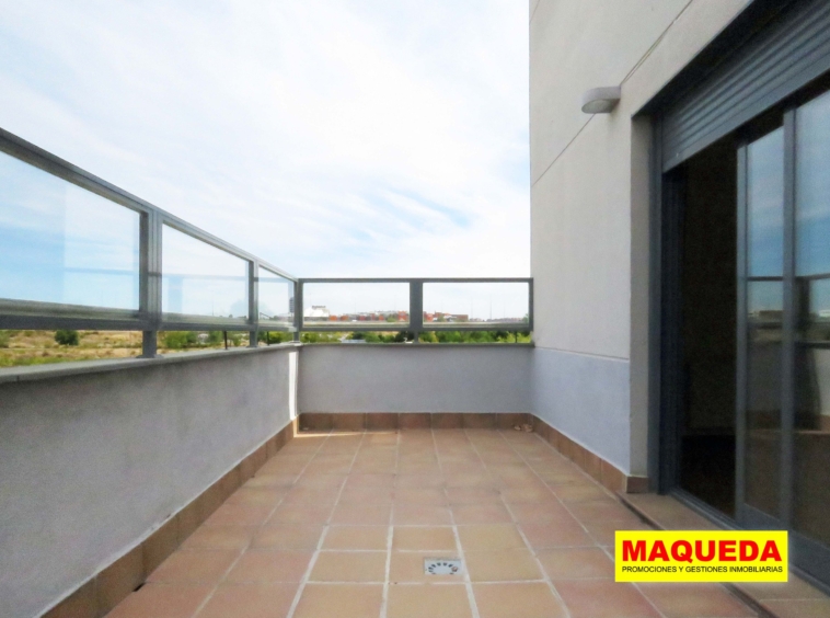 Terraza del salón comedor con vistas despejadas