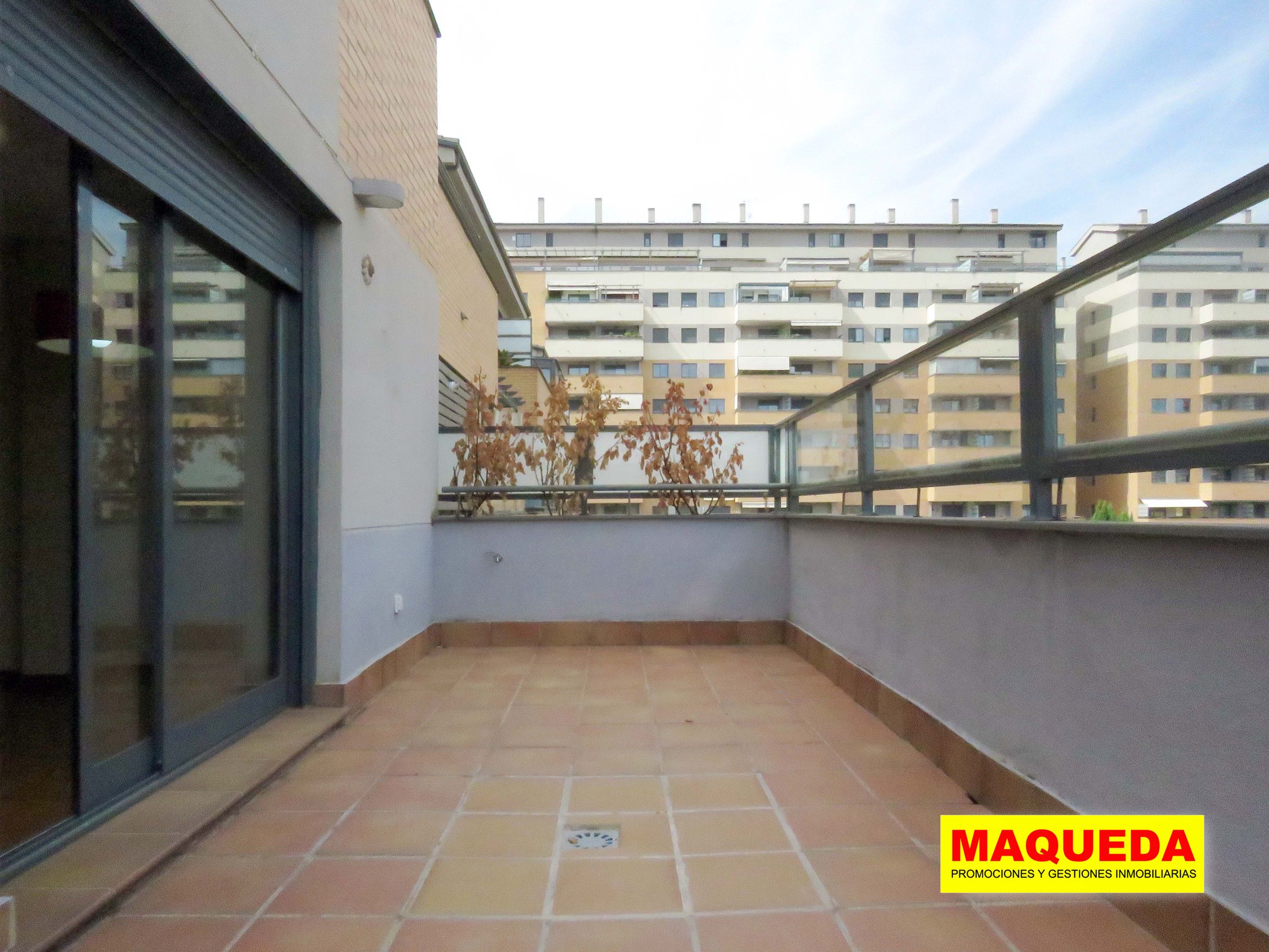 Terraza del salón comedor con edificio al fondo