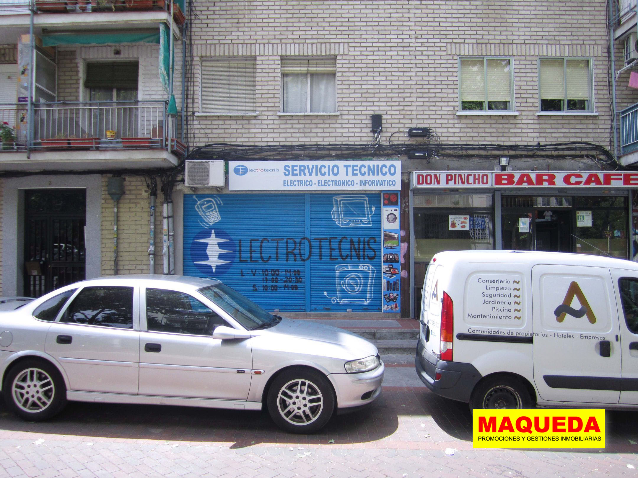 Fachada del local en travesía de Cisneros con cierre de seguridad