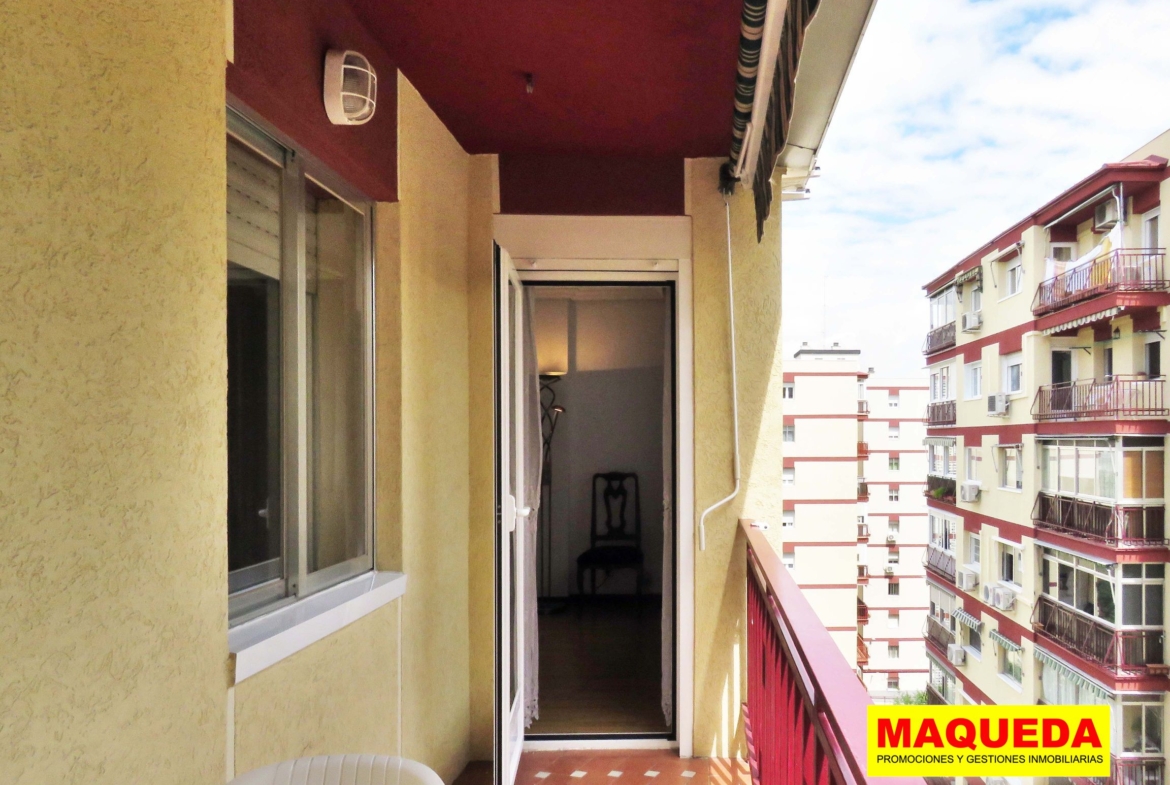 Terraza abierta con toldos y puerta del salón al fondo