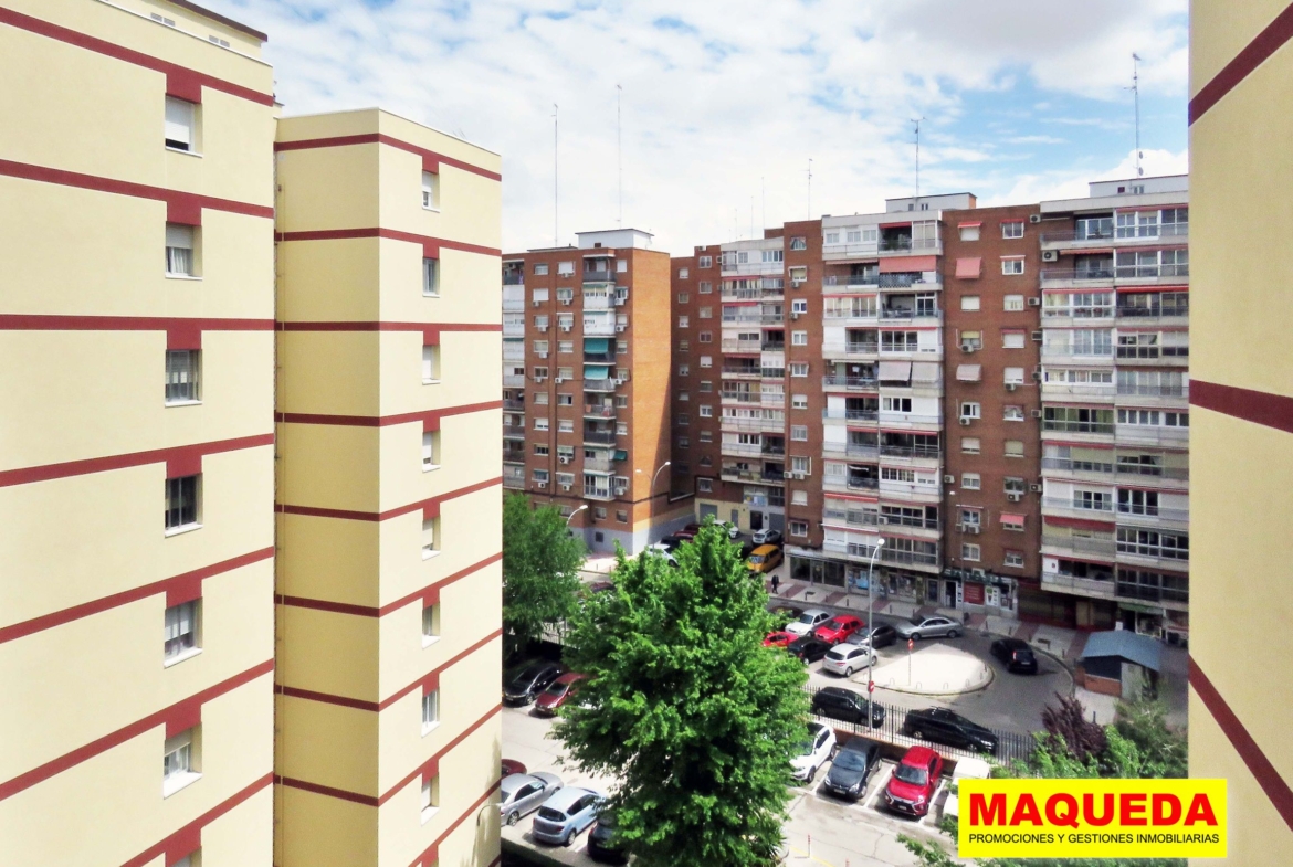 Vistas desde la terraza con edificios al fondo