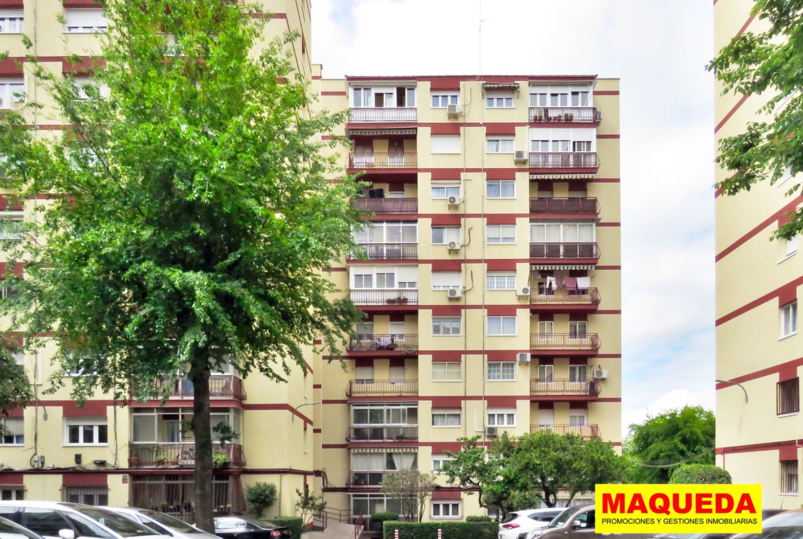 Fachada del edificio en urbanización El Condado de Alcorcón