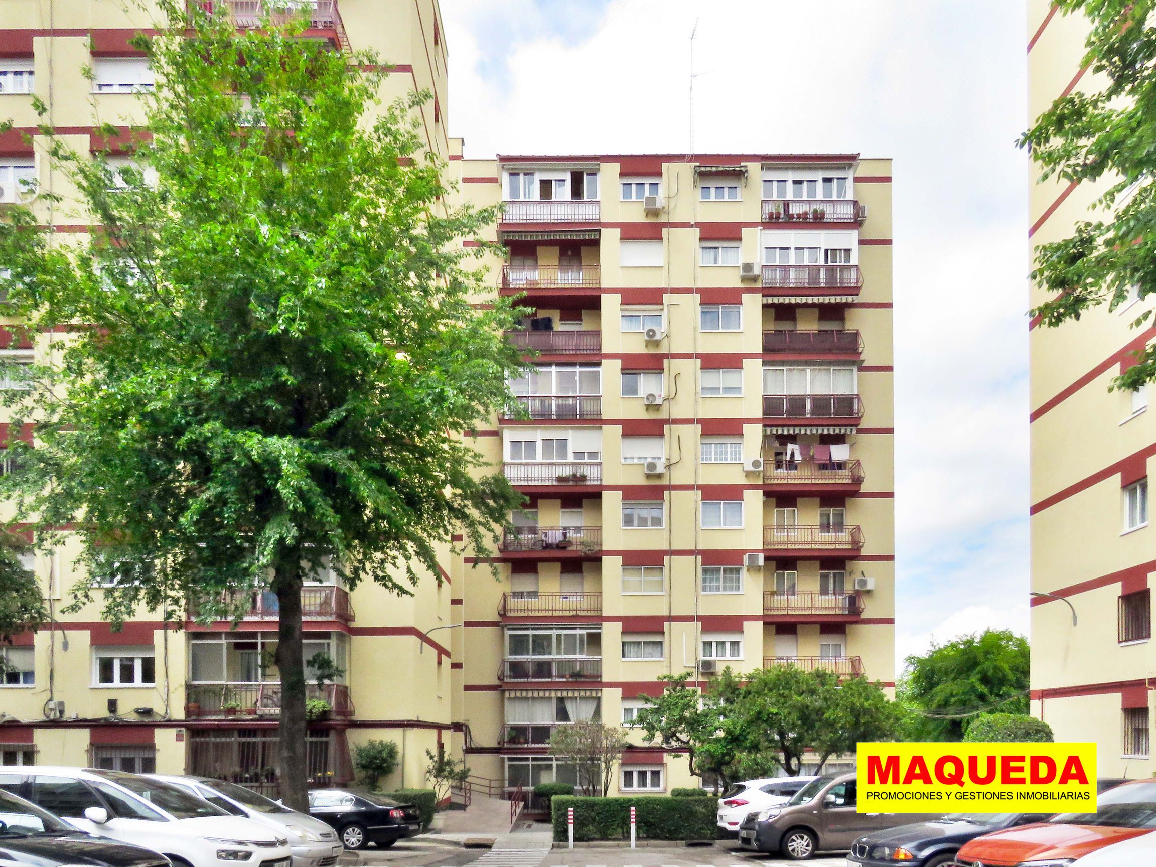 Fachada del edificio en urbanización El Condado de Alcorcón