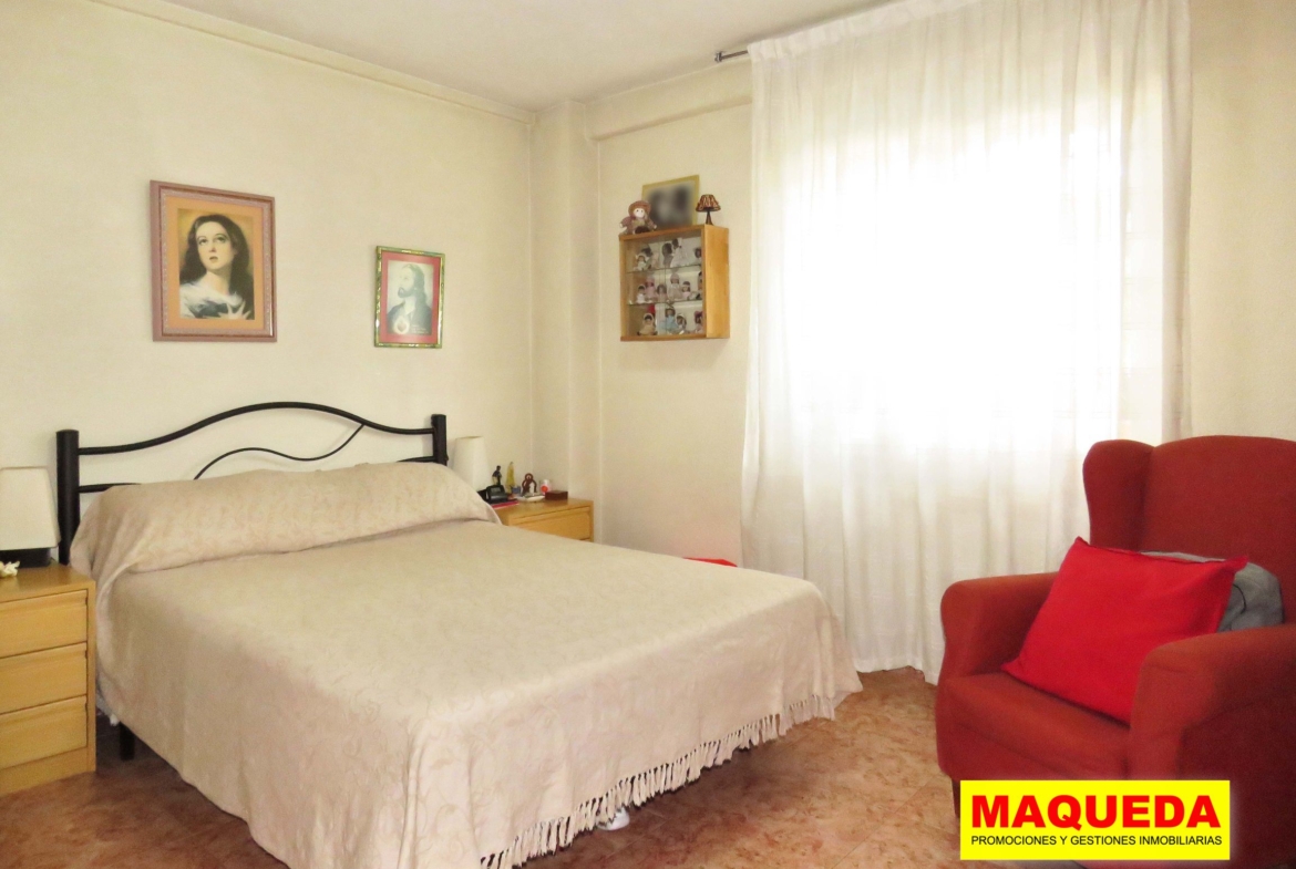 Cama de matrimonio en dormitorio principal