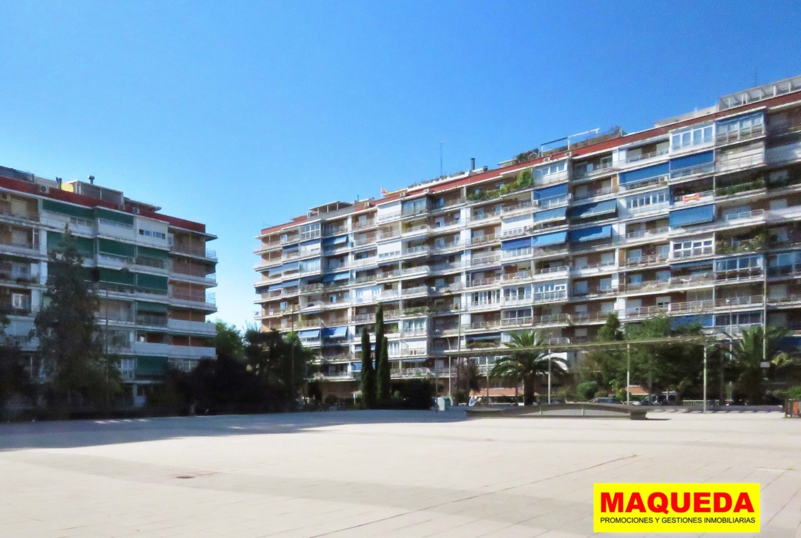 Fachada de edificio en Parque de Lisboa de Alcorcón