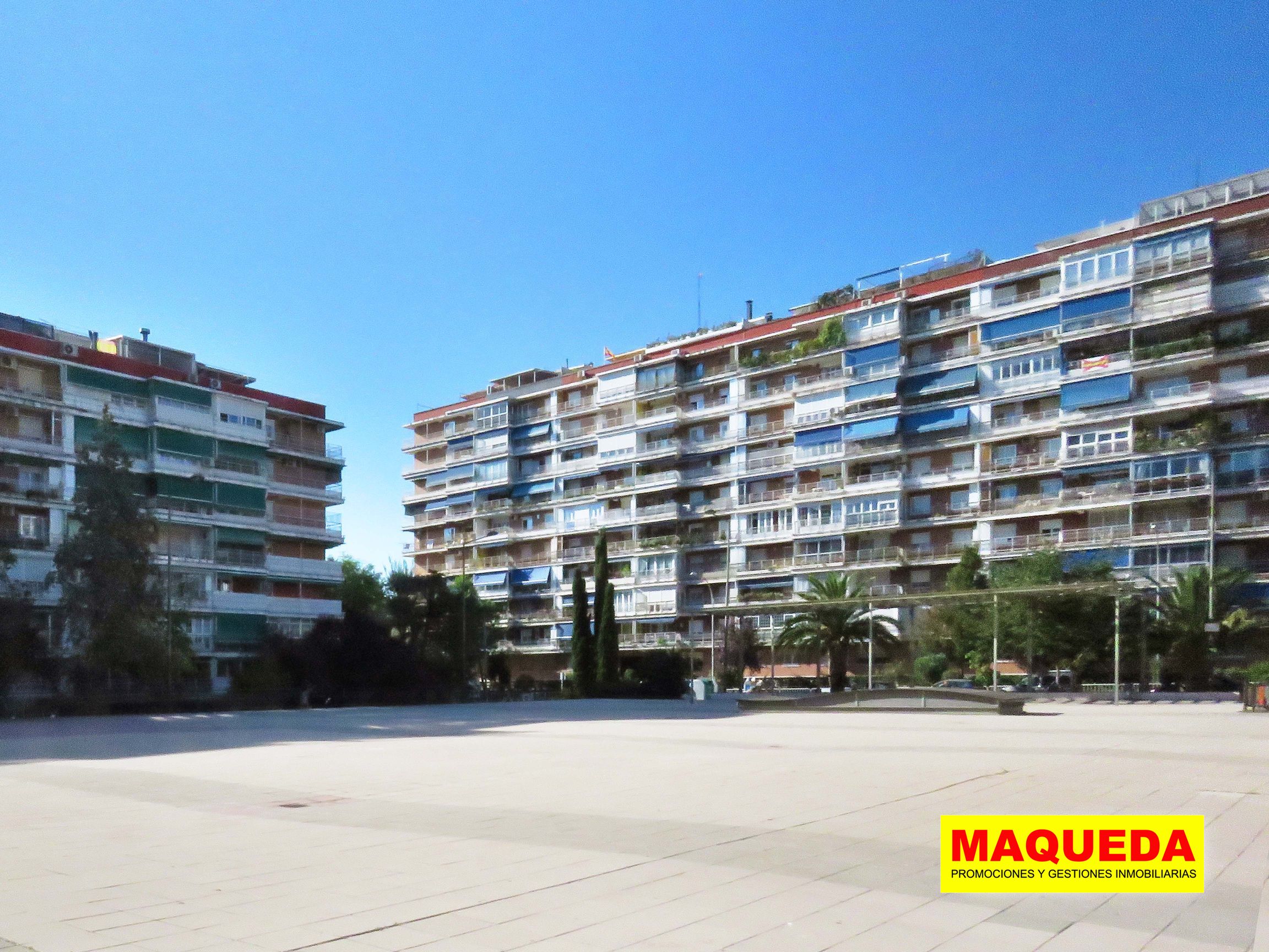 Fachada de edificio en Parque de Lisboa de Alcorcón