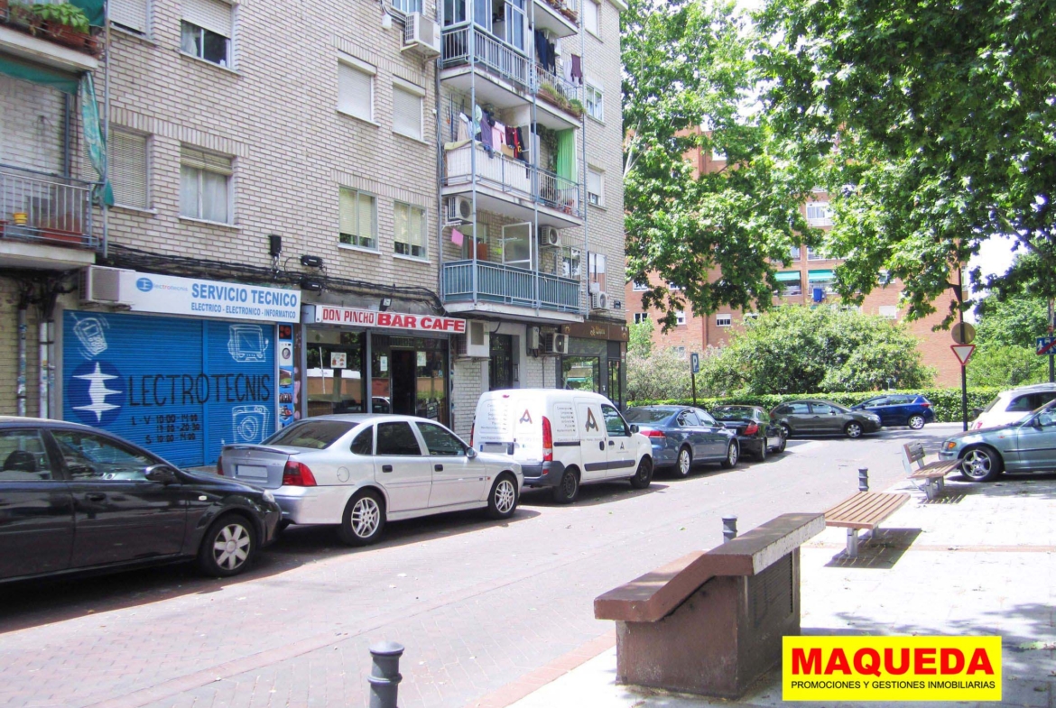 Locales en la travesía de Cisneros con calle Cáceres al fondo