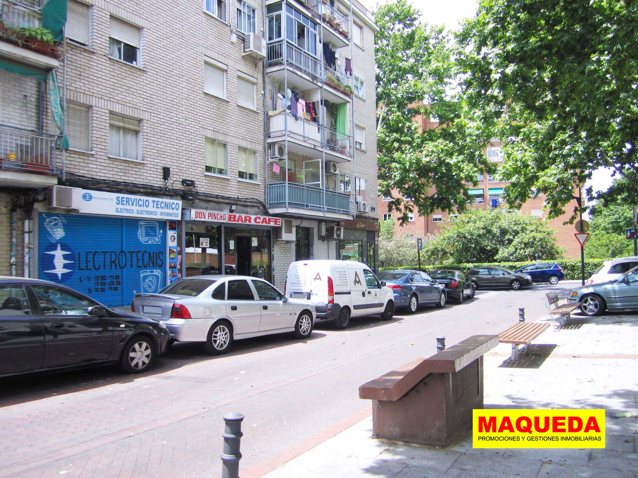 Locales en la travesía de Cisneros con calle Cáceres al fondo