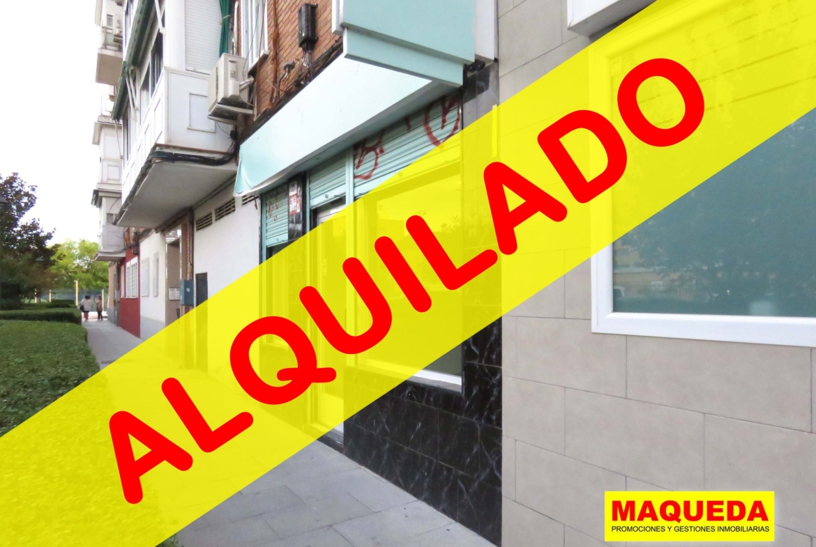 Fachada del local con los cierres de seguridad abiertos con etiqueta de ALQUILADO