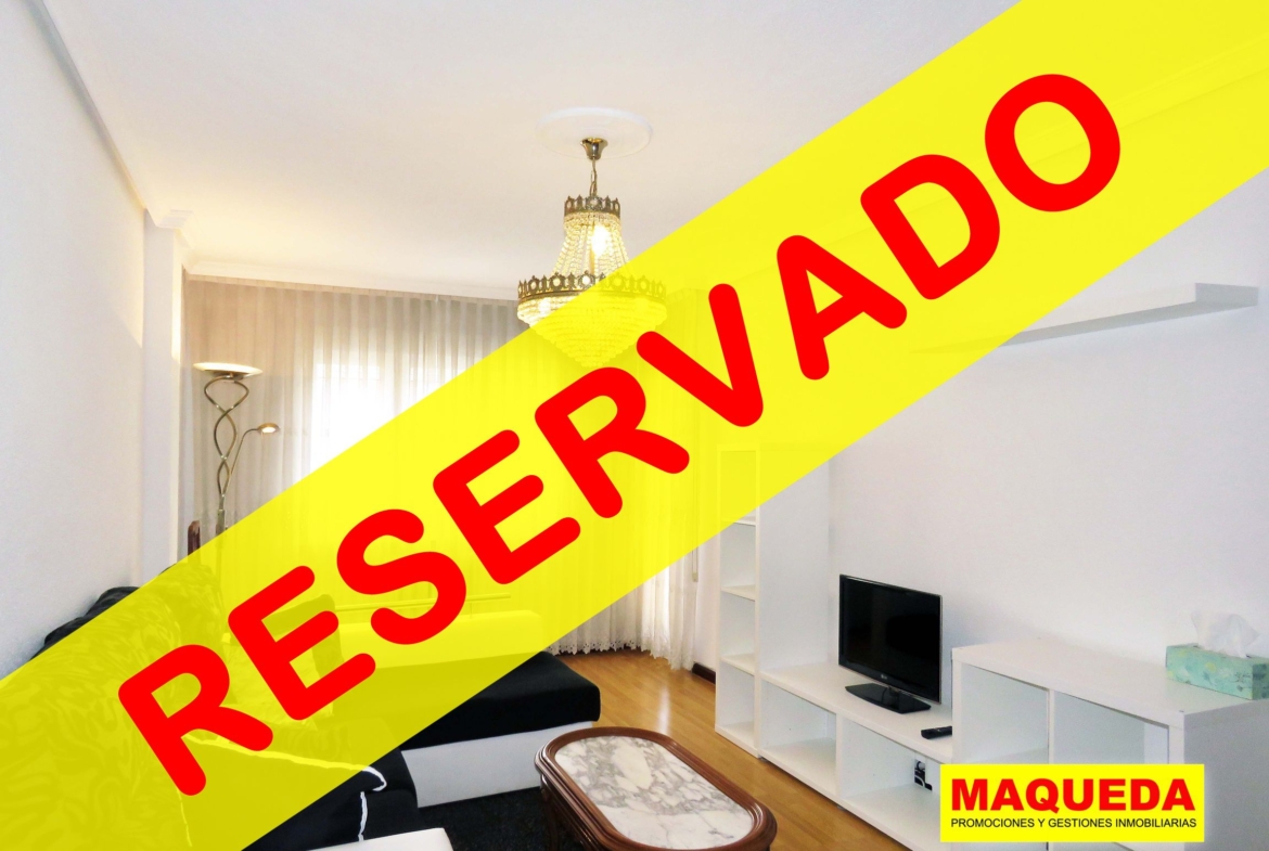 Salón comedor con sofá chaiselongue y mueble de televisión modernos con etiqueta de RESERVADO