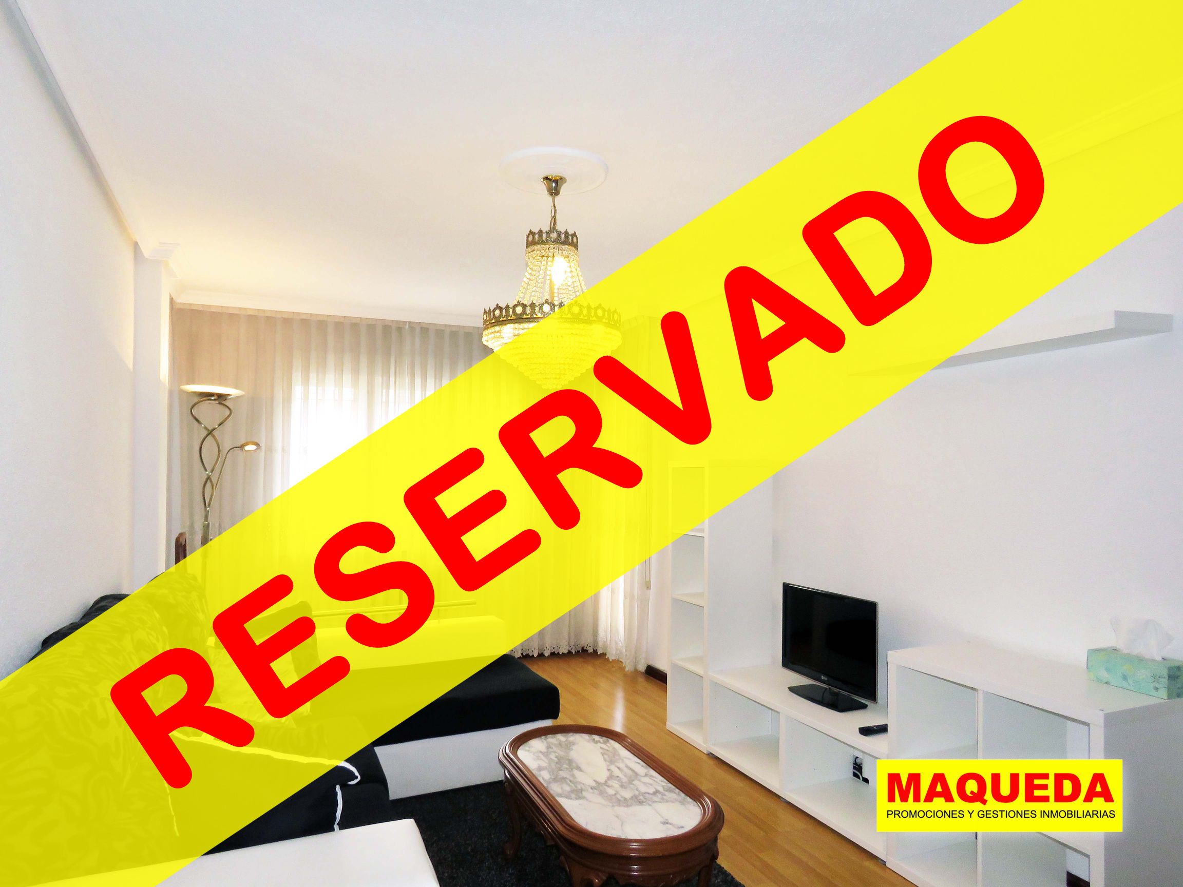 Salón comedor con sofá chaiselongue y mueble de televisión modernos con etiqueta de RESERVADO