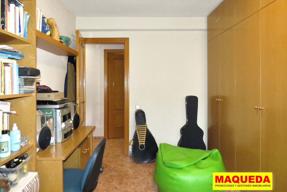 Dormitorio con armario y mesa escritorio