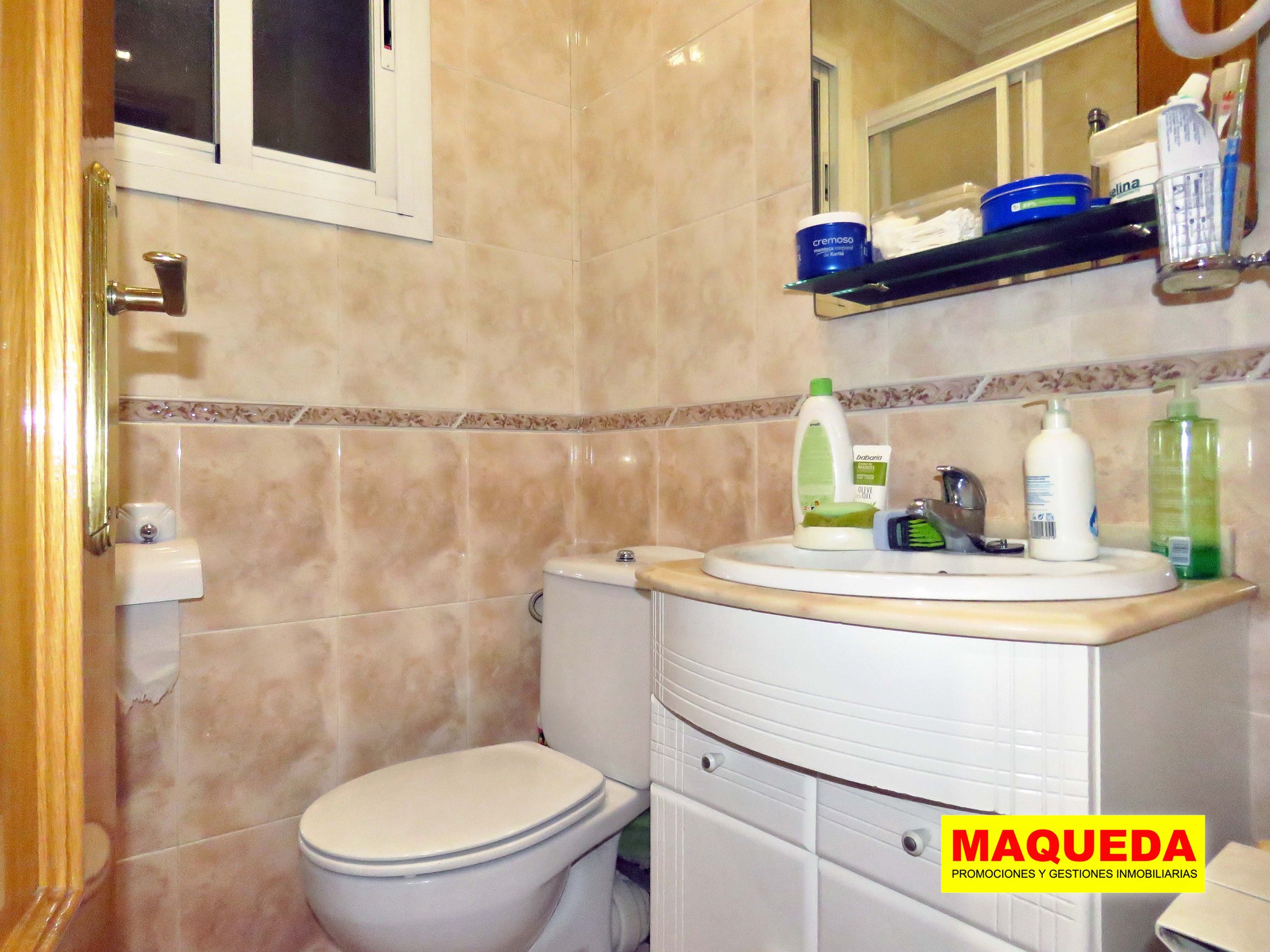 Cuarto de baño con mueble labavo