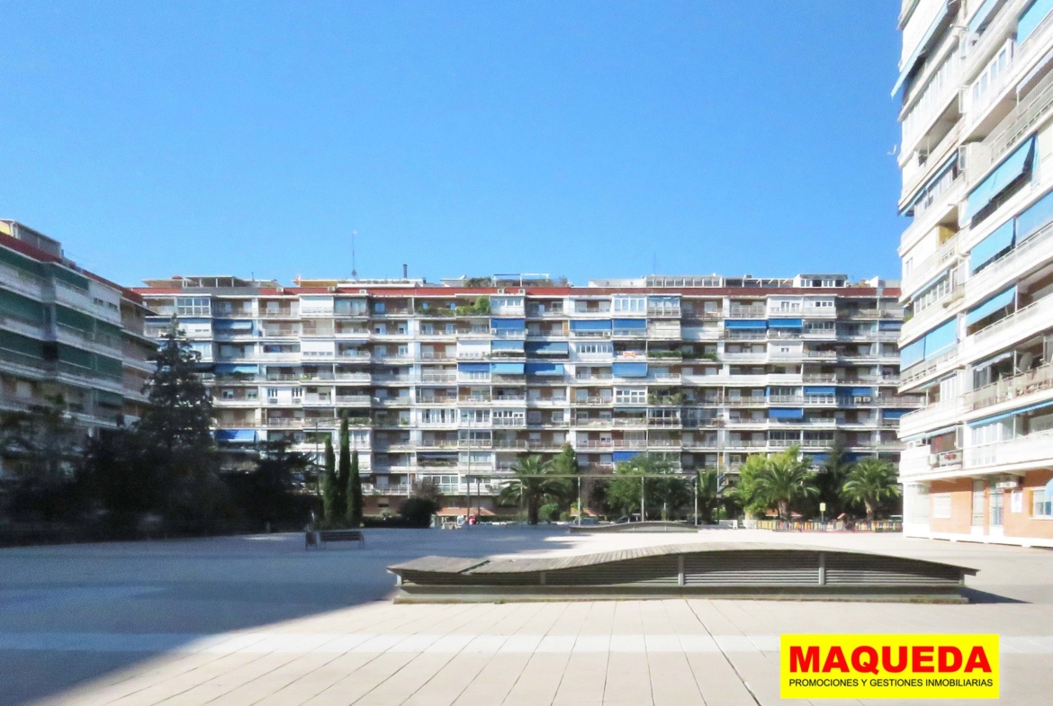 Fachada de edificio en Parque de Lisboa de Alcorcón