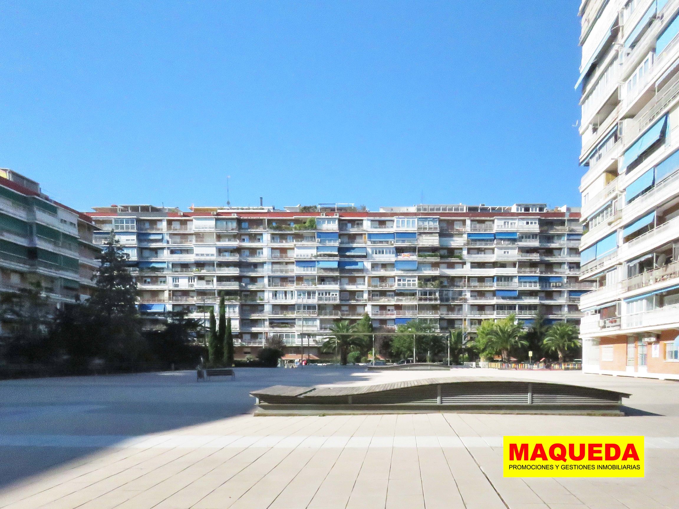 Fachada de edificio en Parque de Lisboa de Alcorcón