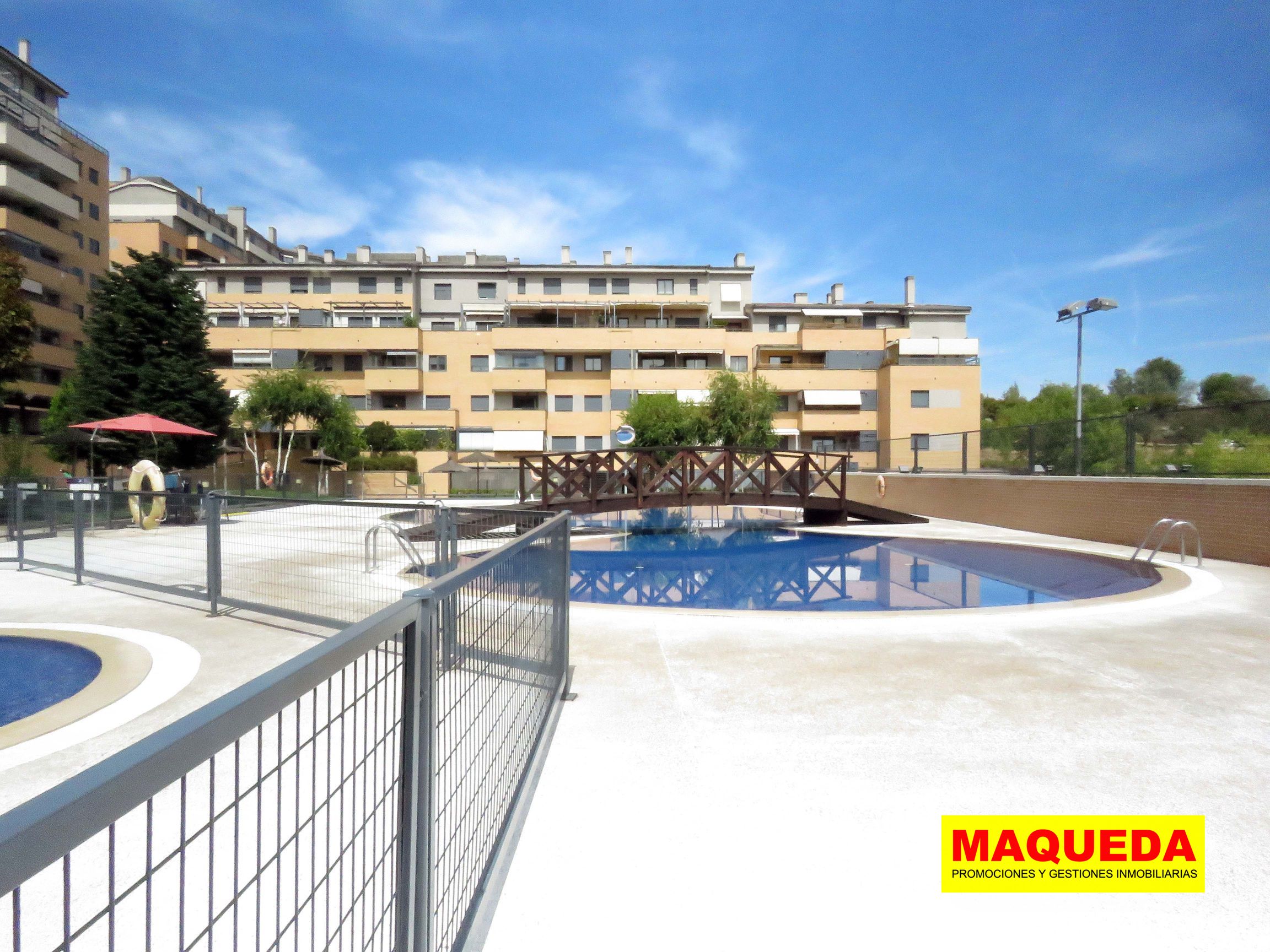 Zona de la piscina en Urbanización Fuente Hermosa Golf de Alcorcón