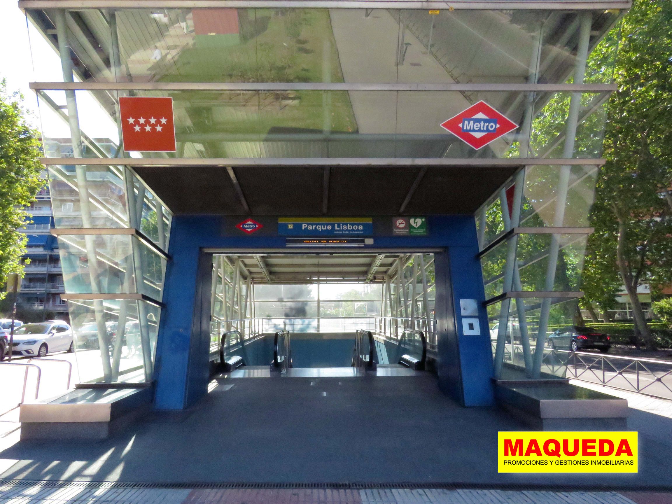 Entrada a la estación de Metro de Parque Lisboa