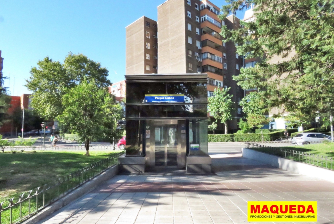 Acceso a la estación de Metro de Parque Lisboa