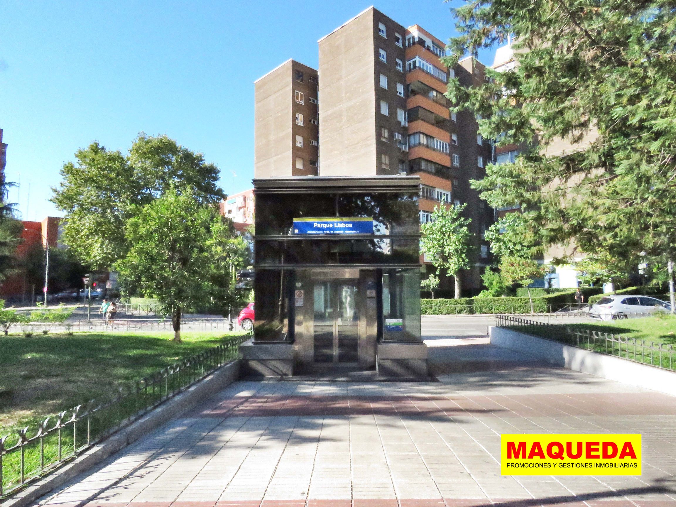 Acceso a la estación de Metro de Parque Lisboa