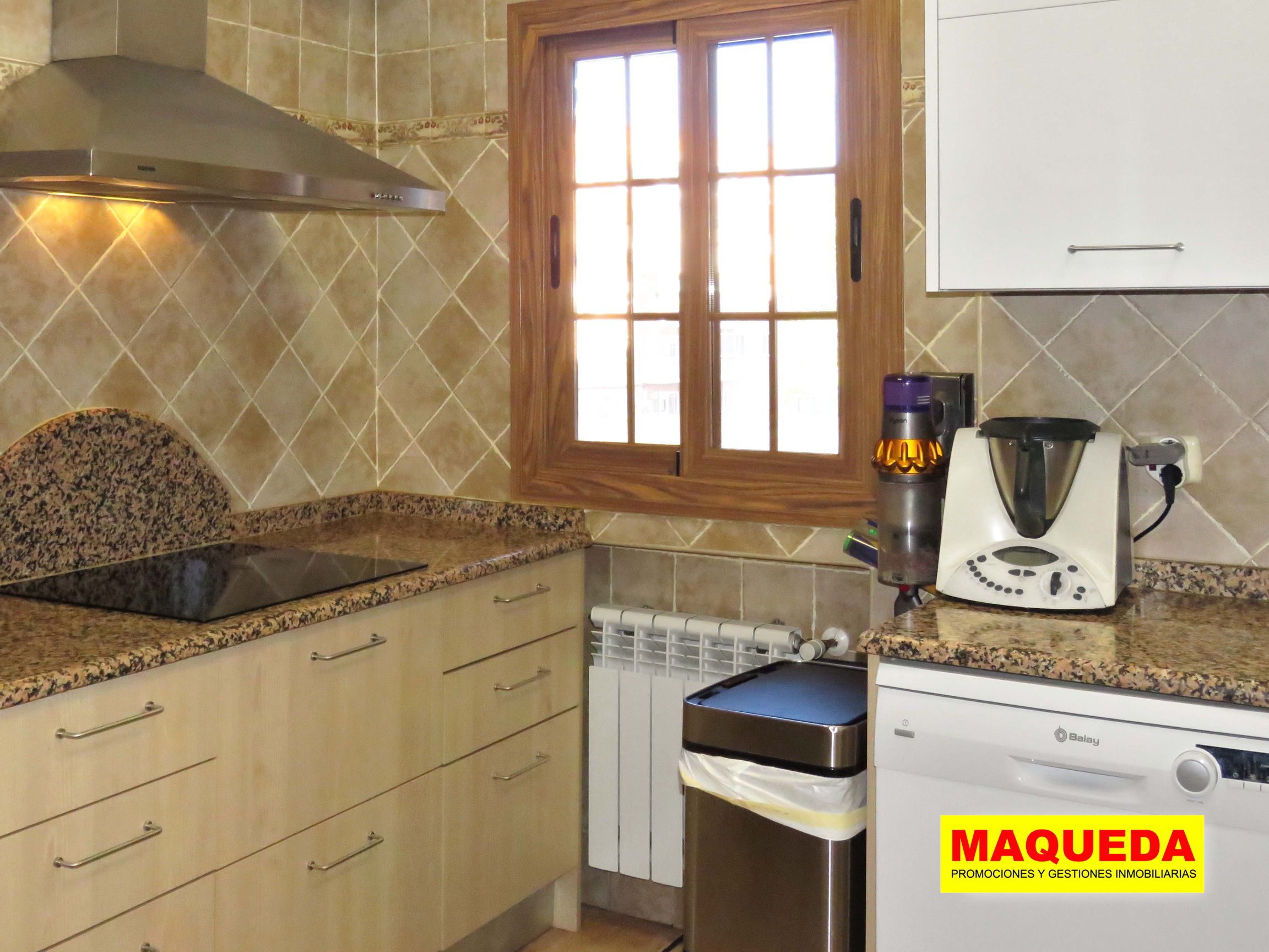 Ventana de la cocina en aluminio imitación a madera