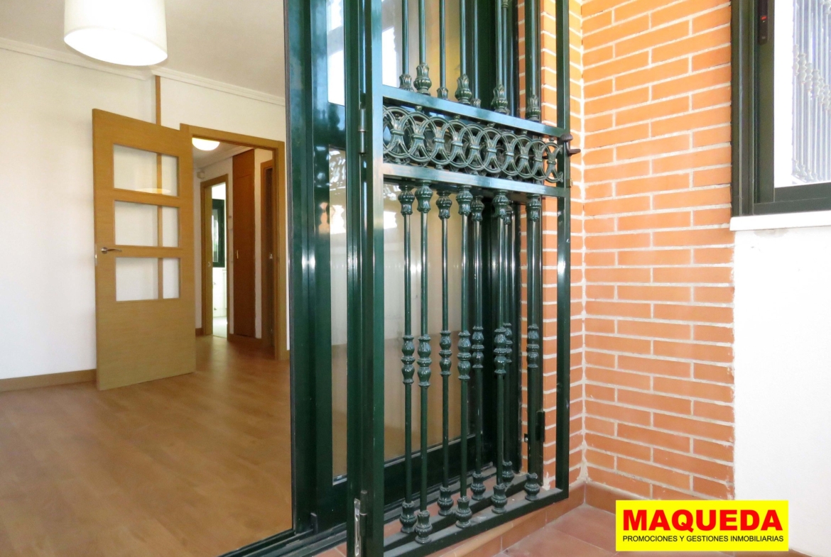 Puerta y rejas de seguridad en la terraza de la planta baja