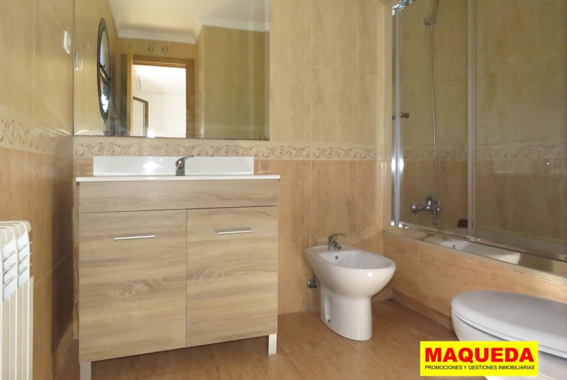 Baño completo del dormitorio principal en suite, con bañera y mampara de cristal