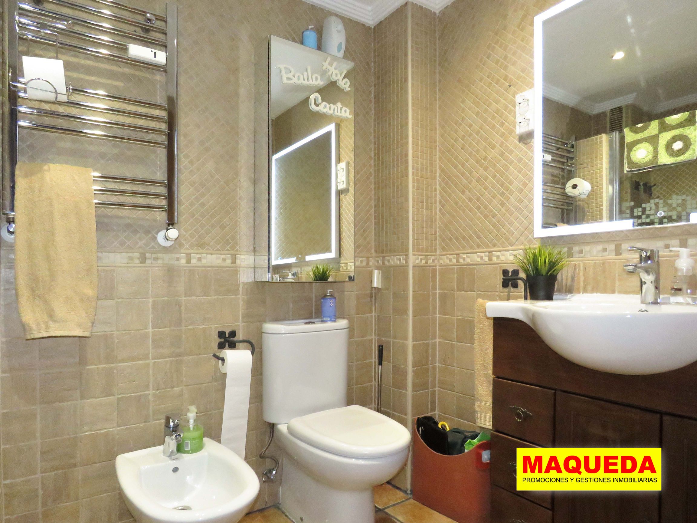 Baño completo con mueble bajo lavabo en madera oscura