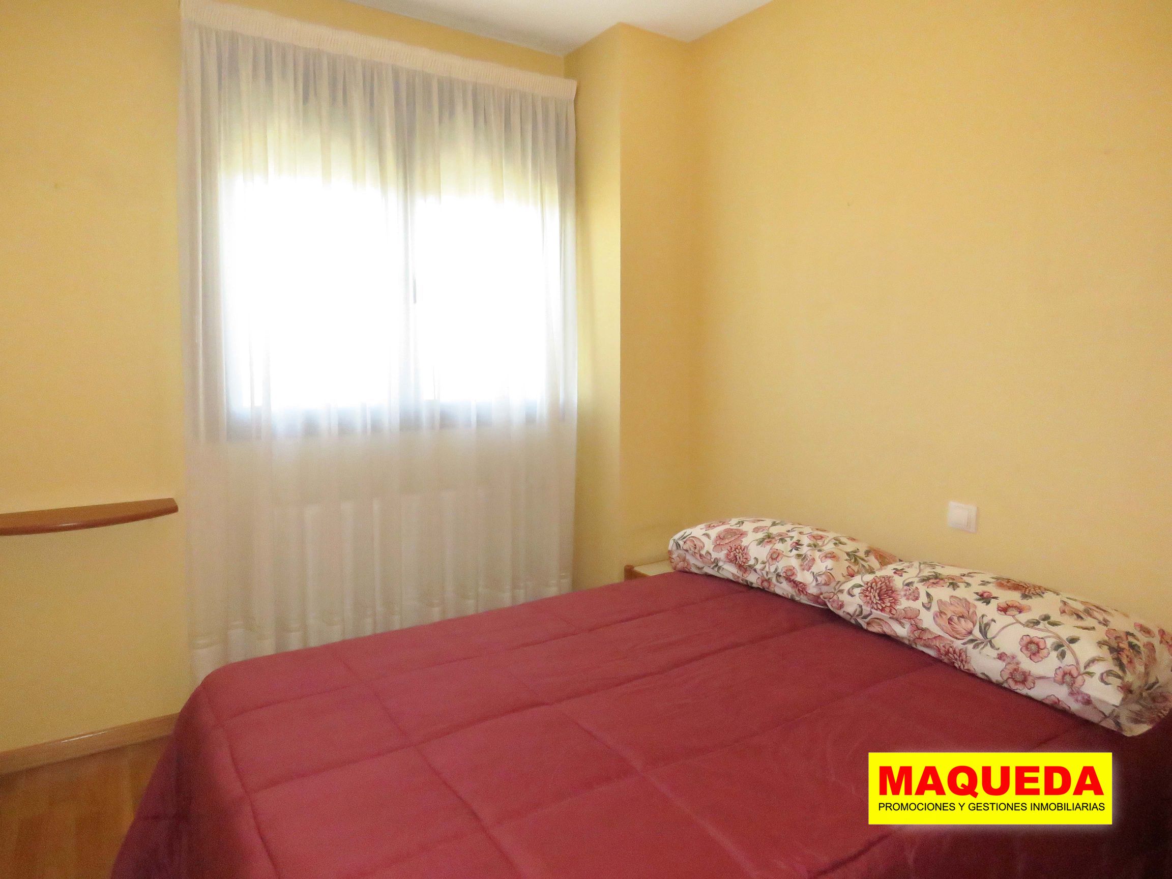 Dormitorio doble con cama