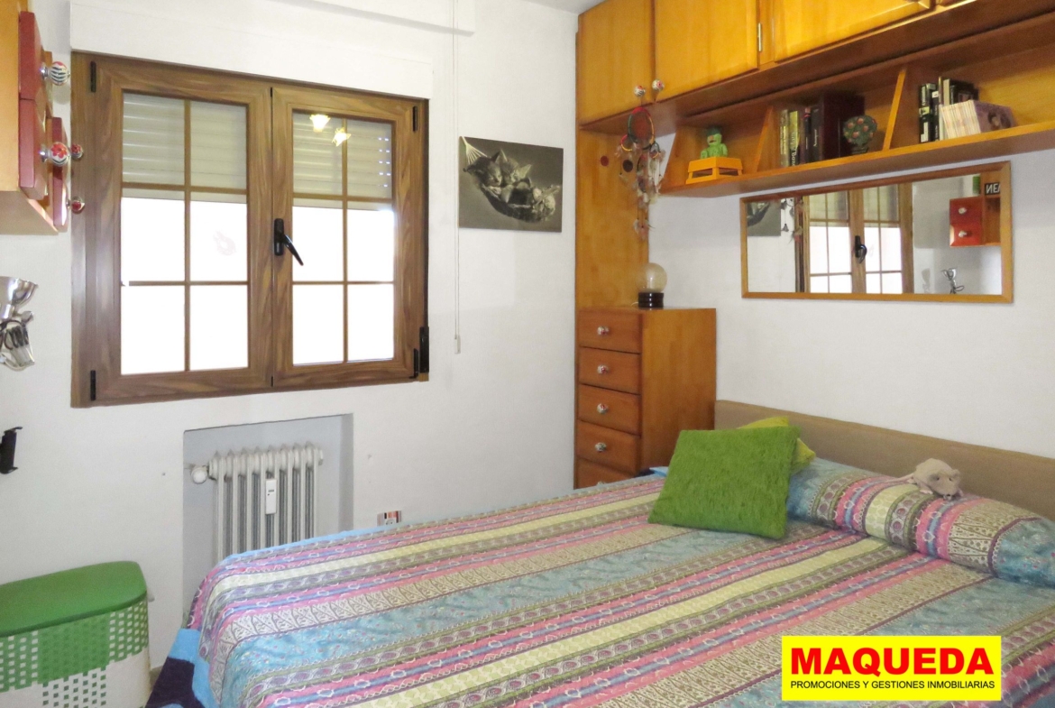 Dormitorio con cama doble