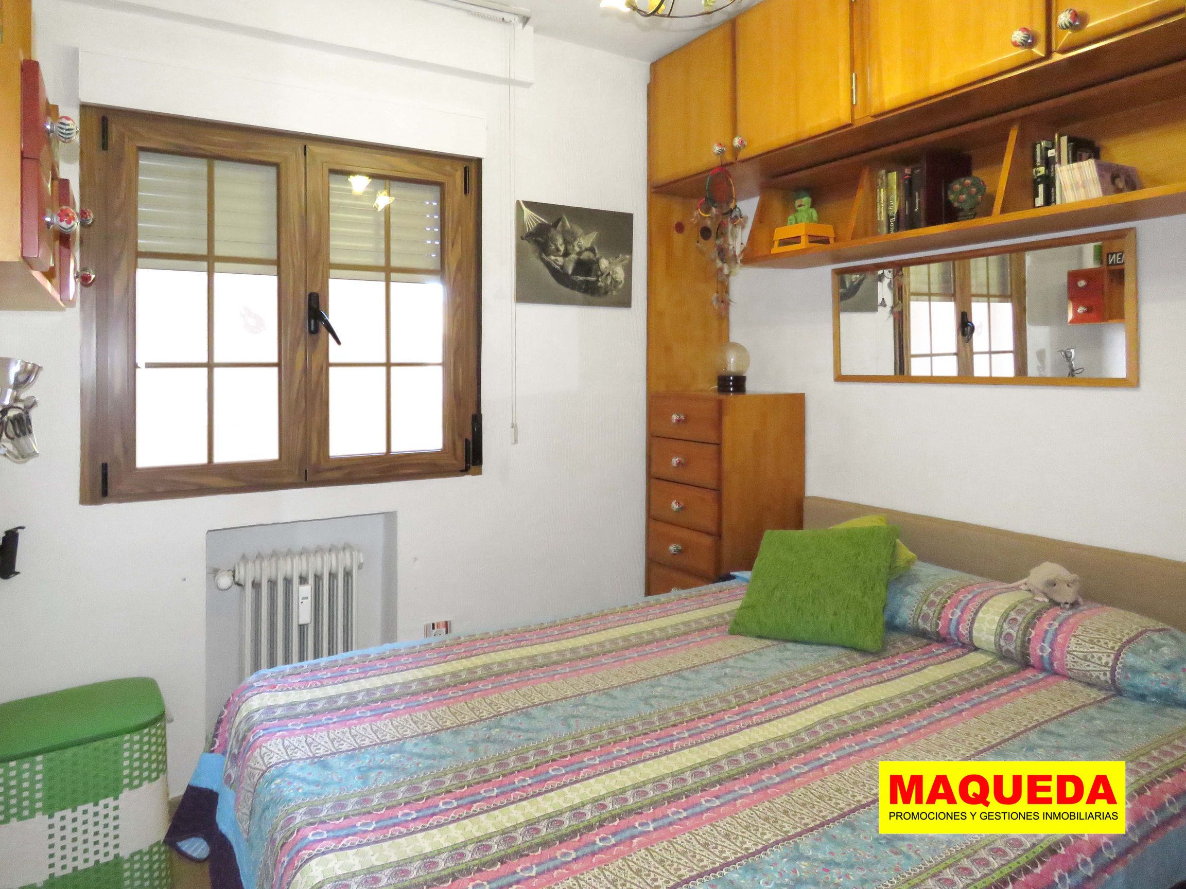 Dormitorio con cama doble