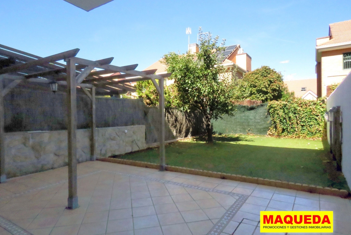 Terraza en el jardín con pérgola de madera