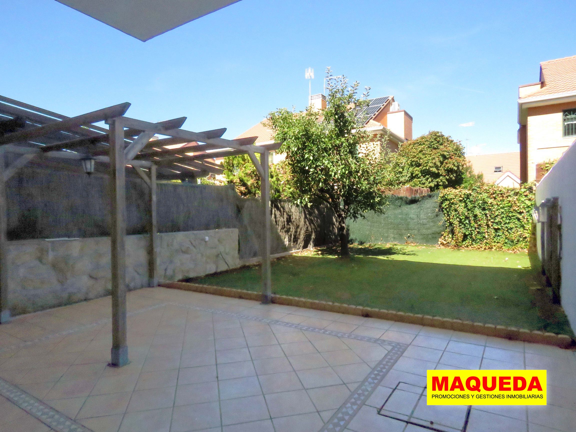 Terraza en el jardín con pérgola de madera