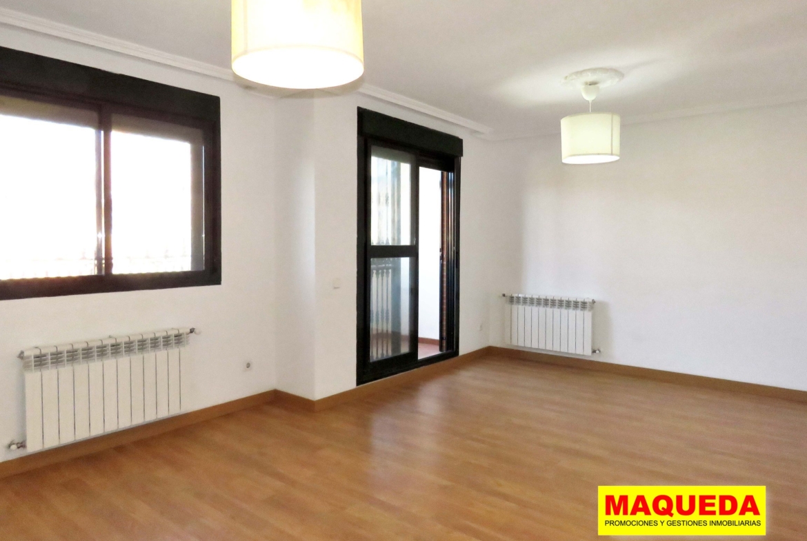 Salón comedor con suelo de tarima y aire acondicionado y terraza acristalada