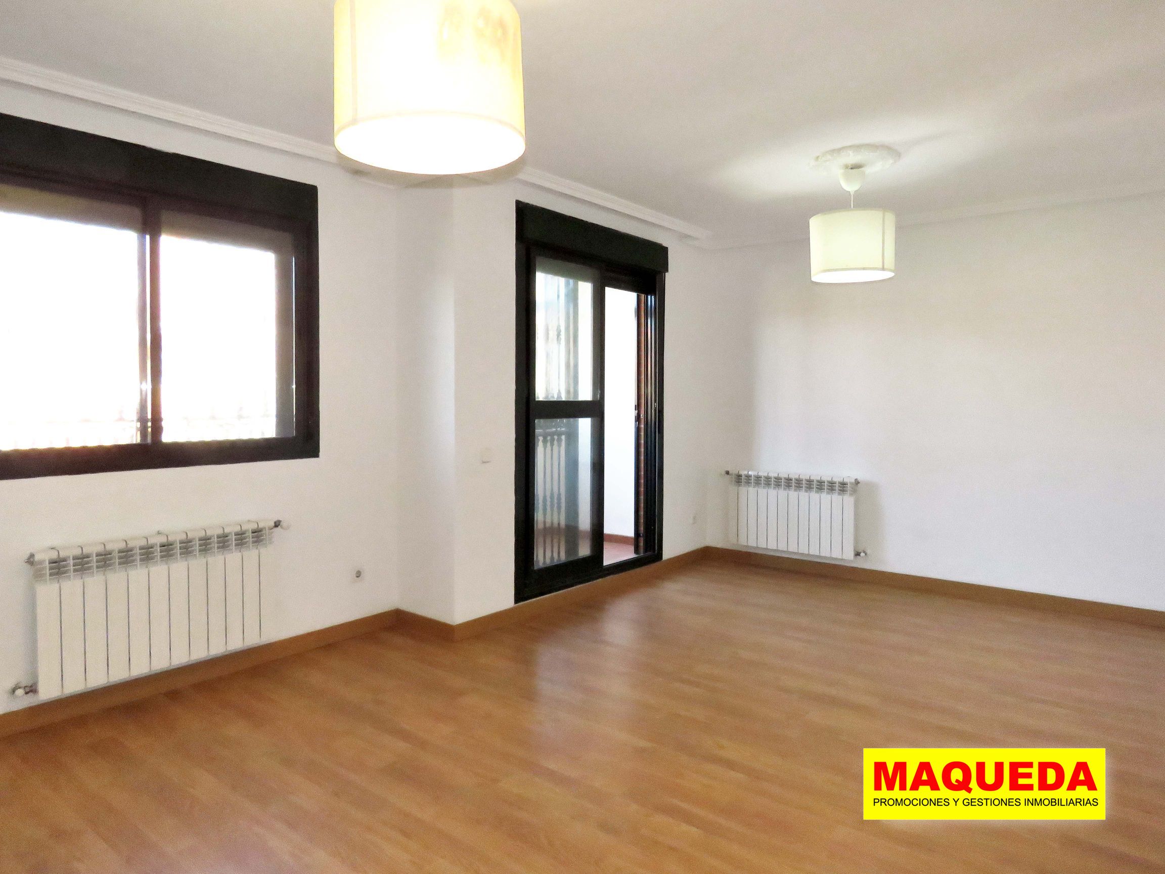 Salón comedor con suelo de tarima y aire acondicionado y terraza acristalada