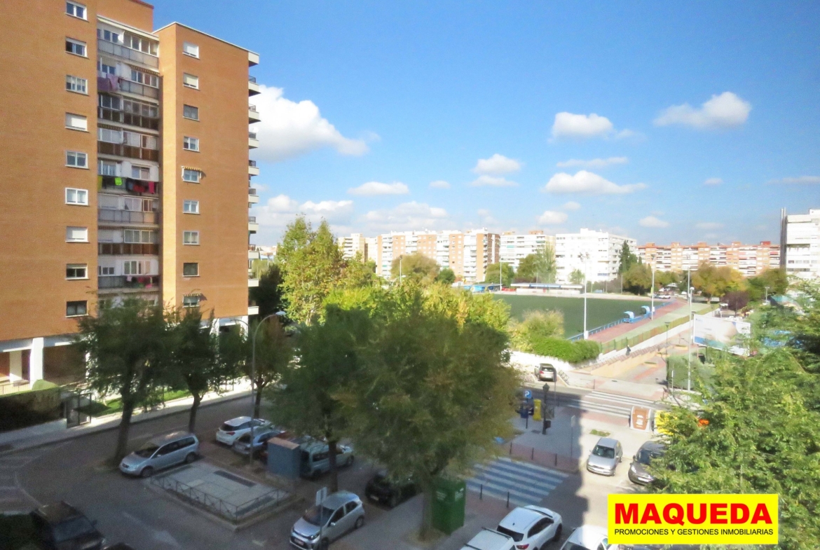 Vistas desde la terraza a la calle Polvoranca con aparcamiento y edificio de viviendas al fondo