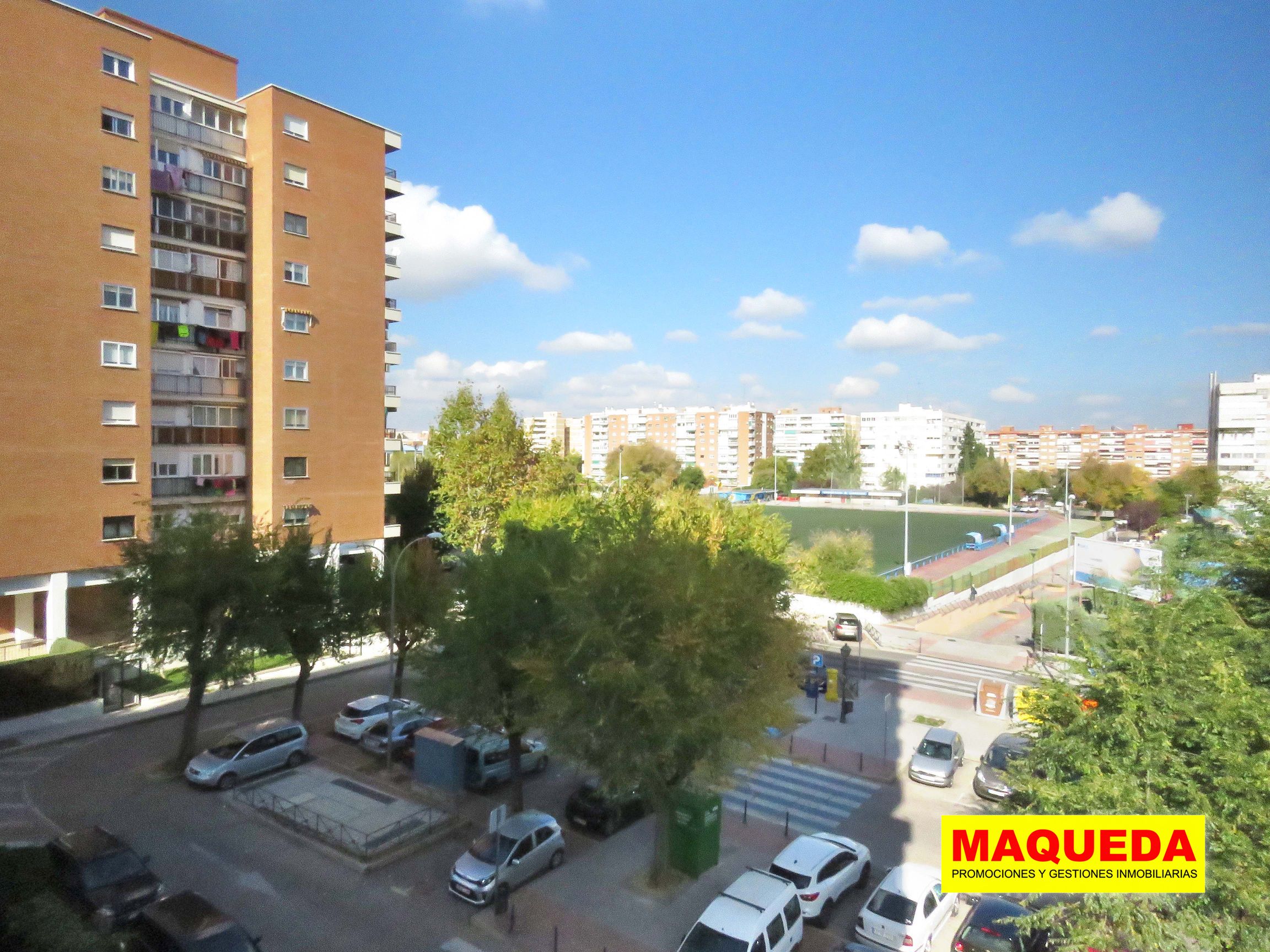 Vistas desde la terraza a la calle Polvoranca con aparcamiento y edificio de viviendas al fondo