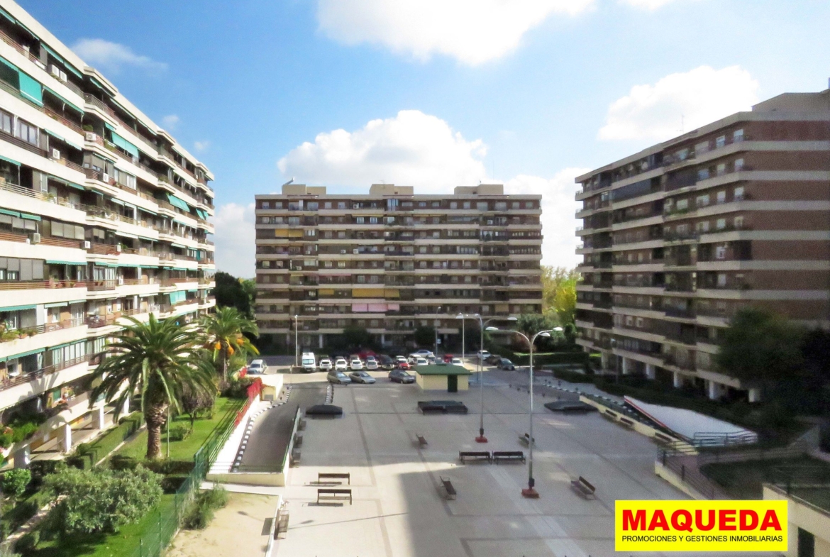 Vistas a plaza rodeada de edificios en Residencial Igueldo.