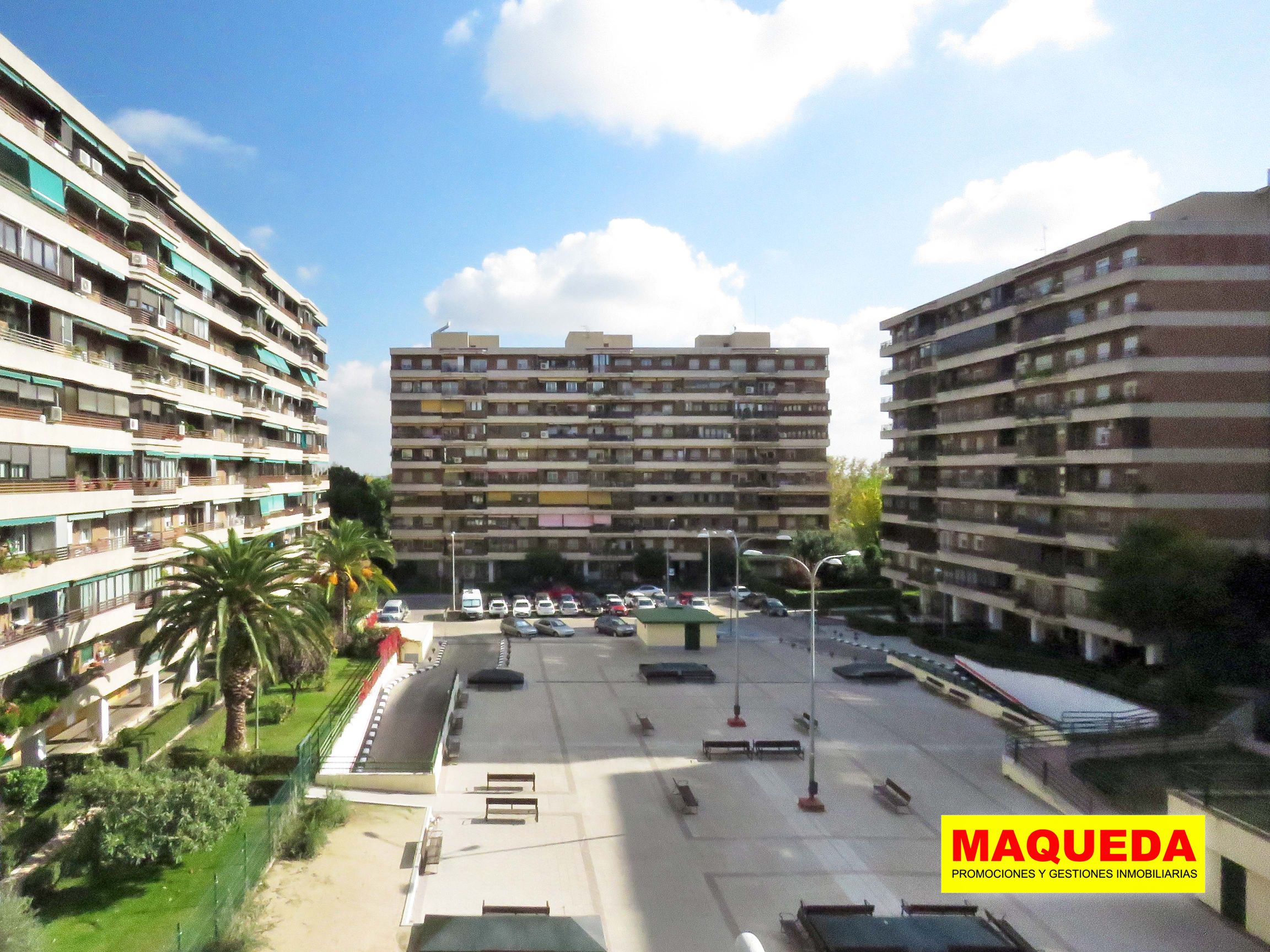 Vistas a plaza rodeada de edificios en Residencial Igueldo.