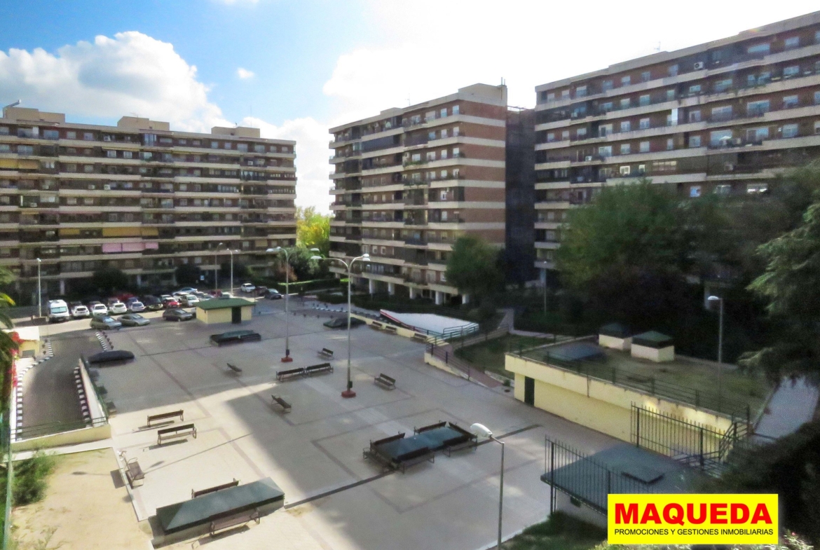 Vistas desde la terraza a plaza rodeada de edificios en Residencial Igueldo.